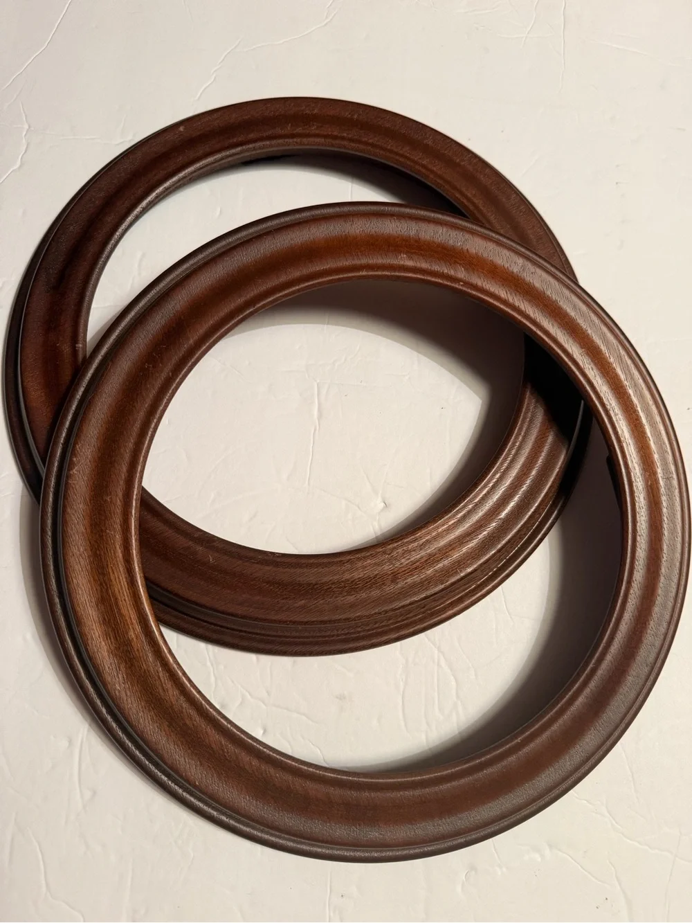 Pier Van Hycan & Smythe Round Wooden Frame - Rich Brown Hold 8,5” Plates